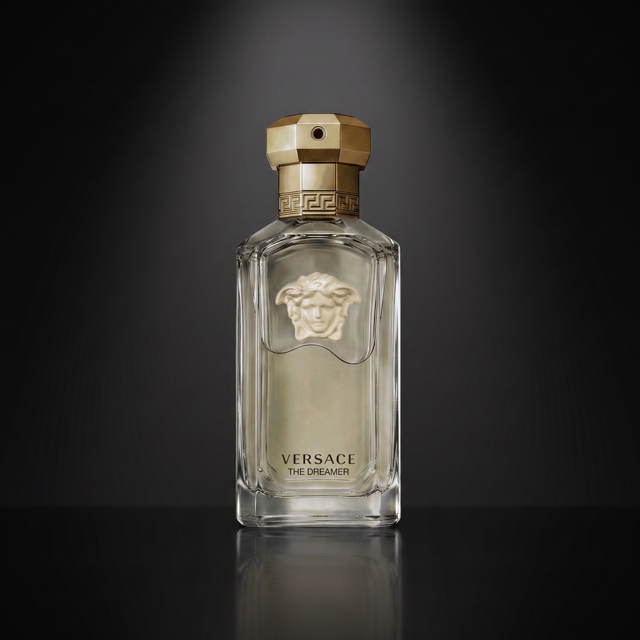 Versace The Dreamer — frasco sobre superficie negra reflectante con fondo carbón