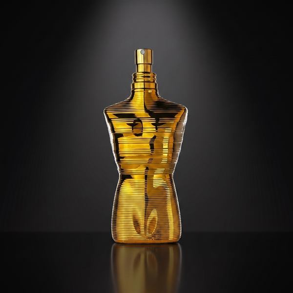Jean Paul Gaultier Le Male Elixir Absolu — frasco sobre superficie negra reflectante con fondo carbón