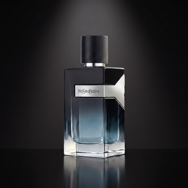 YSL Y EDP — frasco sobre superficie negra reflectante con fondo carbón