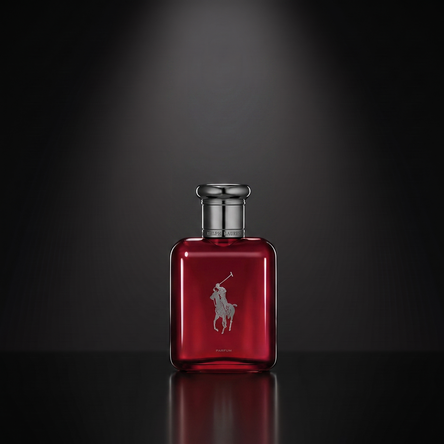 Ralph Lauren Polo Red — frasco sobre superficie negra reflectante con fondo carbón