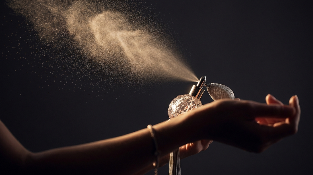 Vaporizador de perfume en spray con luz dorada — El Diario del Club, Parfaria Club