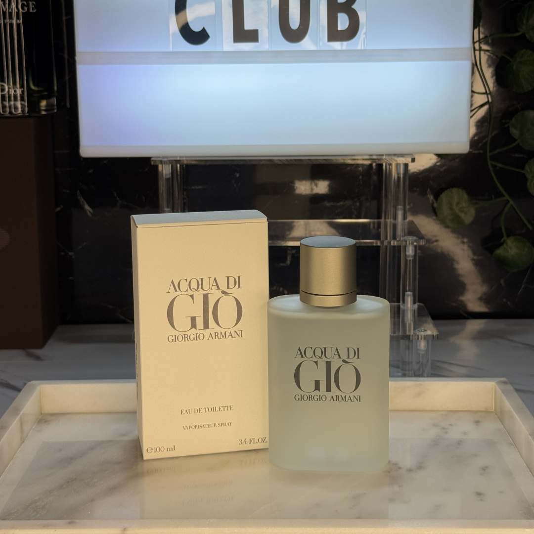 Giorgio Armani Acqua di Giò — frasco original sobre superficie negra reflectante con fondo carbón, Parfaria Club