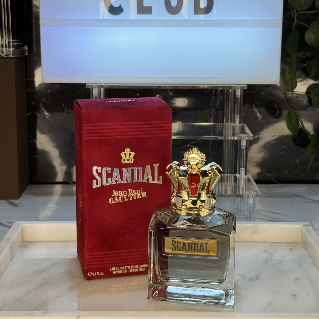 Jean Paul Gaultier Scandal Pour Homme — frasco original sobre superficie negra reflectante con fondo carbón, Parfaria Club