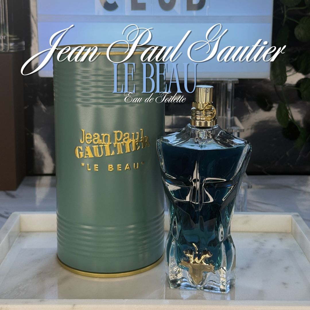 Jean Paul Gaultier Le Beau — frasco original sobre superficie negra reflectante con fondo carbón, Parfaria Club