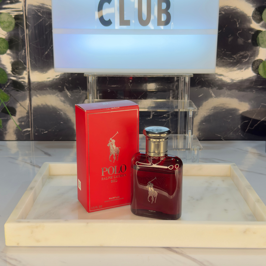 Ralph Lauren Polo Red — frasco original sobre superficie negra reflectante con fondo carbón, Parfaria Club