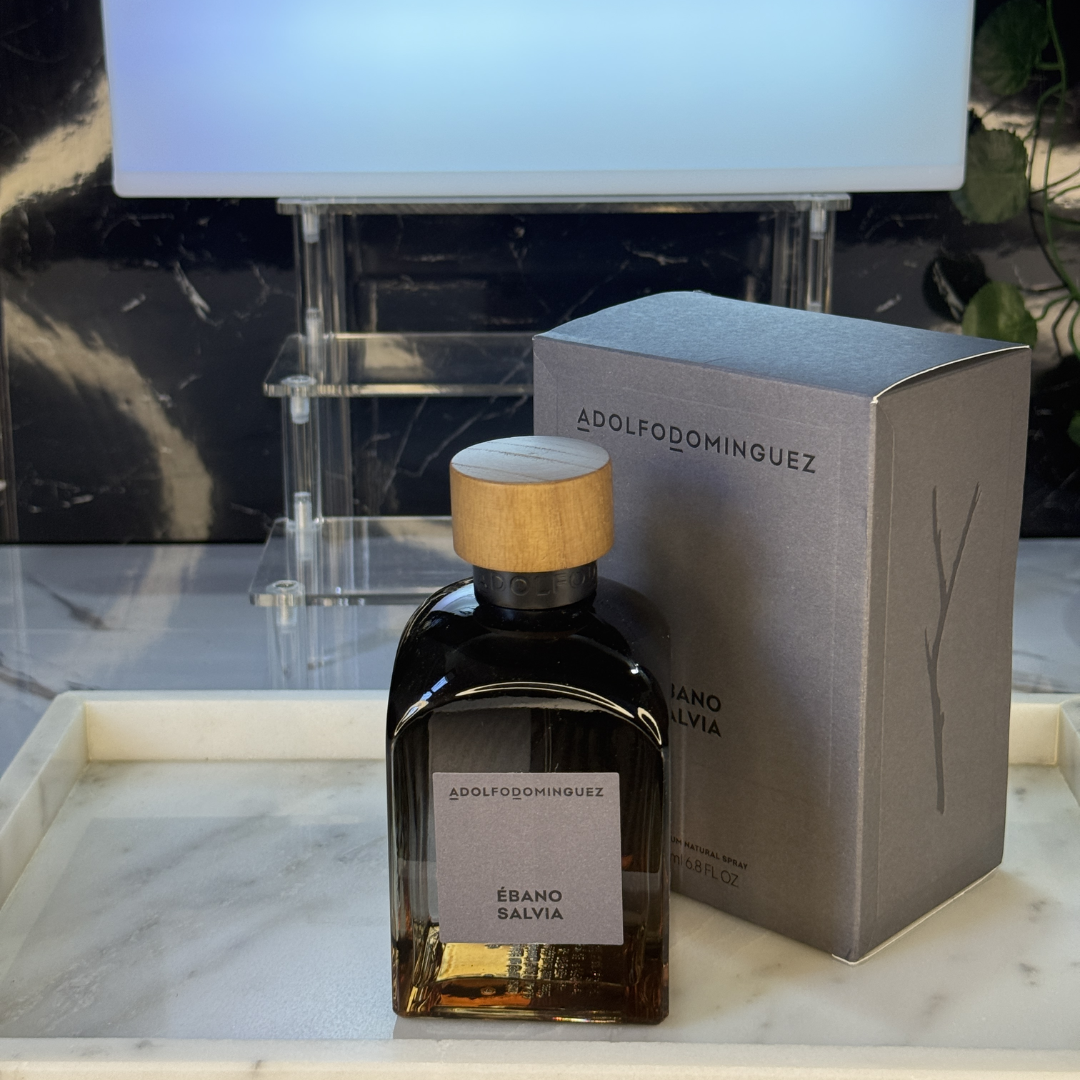 Adolfo Domínguez Ébano Salvia — frasco original sobre superficie negra reflectante con fondo carbón, Parfaria Club