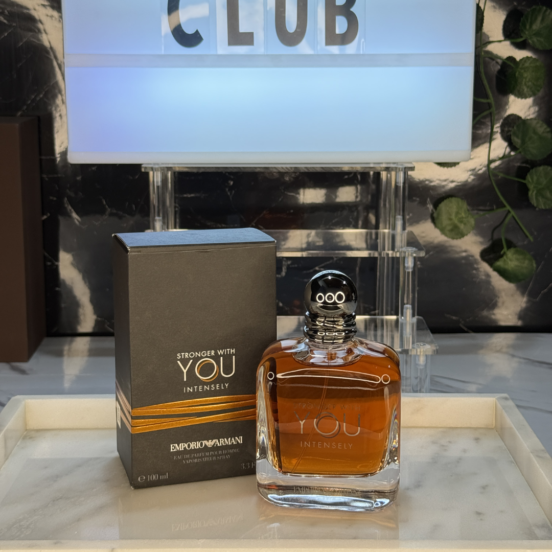 Emporio Armani Stronger With You Intensely — frasco original sobre superficie negra reflectante con fondo carbón, Parfaria Club
