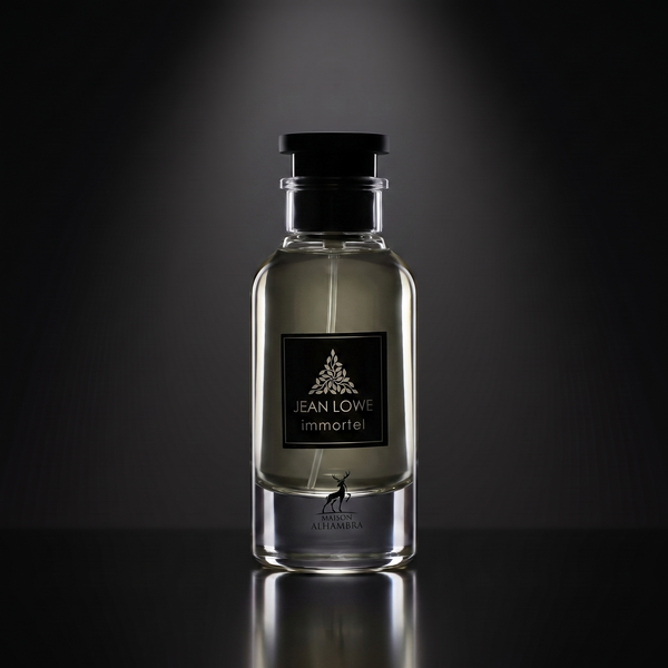 Maison Alhambra Jean Lowe Immortel — frasco sobre superficie negra reflectante con fondo carbón