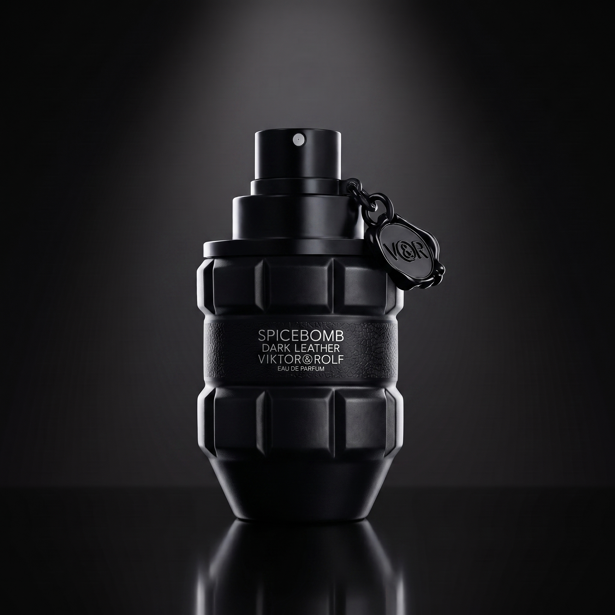 Viktor & Rolf Spicebomb Dark Leather — frasco sobre superficie negra reflectante con fondo carbón