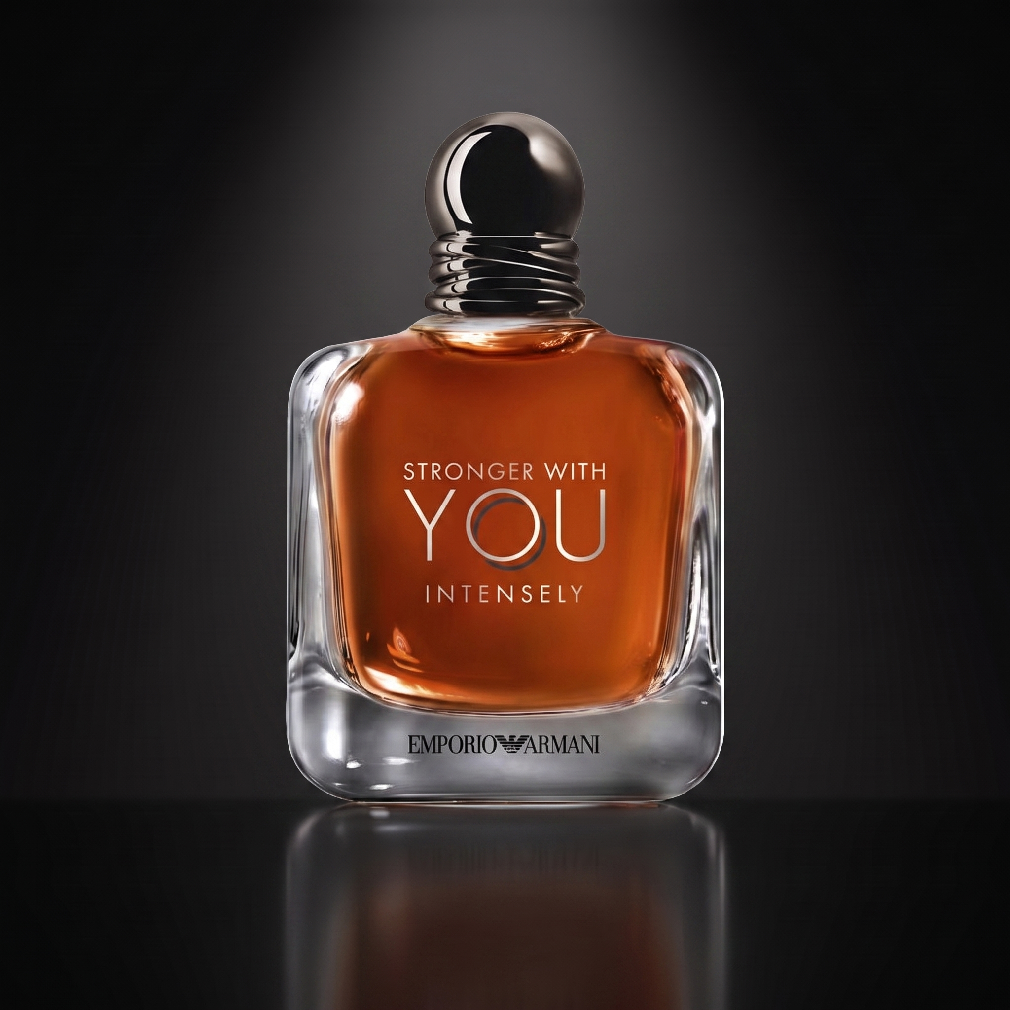 Emporio Armani Stronger With You Intensely — frasco sobre superficie negra reflectante con fondo carbón