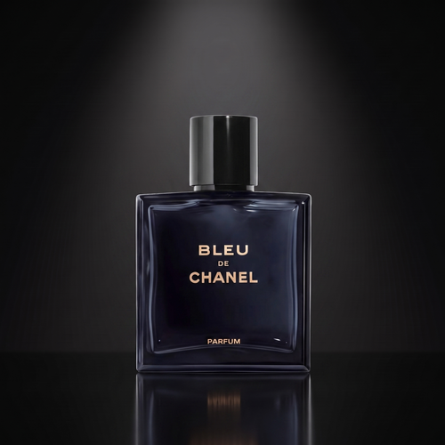 Bleu de Chanel — frasco sobre superficie negra reflectante con fondo carbón