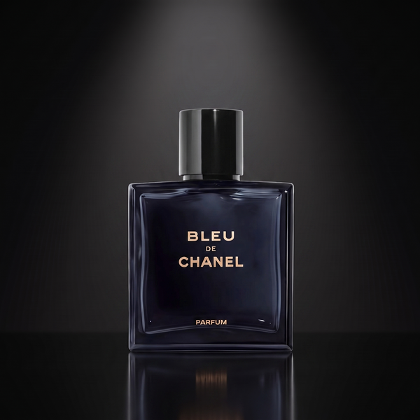 Bleu de Chanel — frasco sobre superficie negra reflectante con fondo carbón