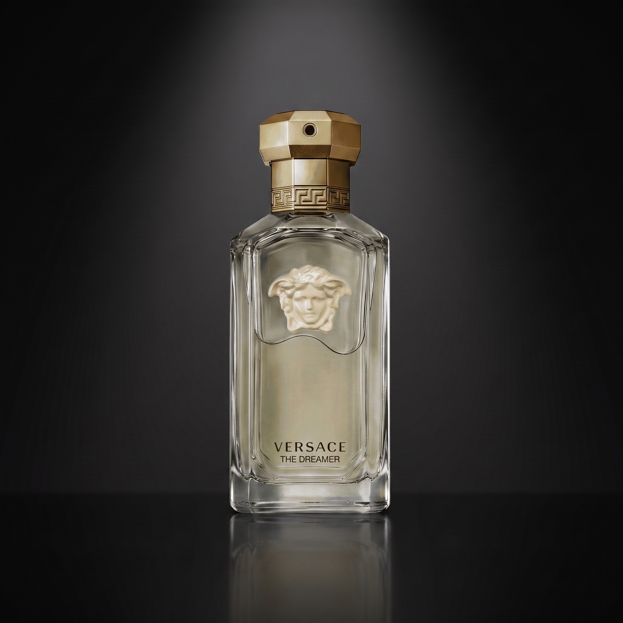 Versace The Dreamer — frasco sobre superficie negra reflectante con fondo carbón