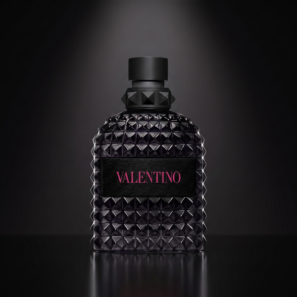 Valentino Born in Roma Extradose — frasco sobre superficie negra reflectante con fondo carbón
