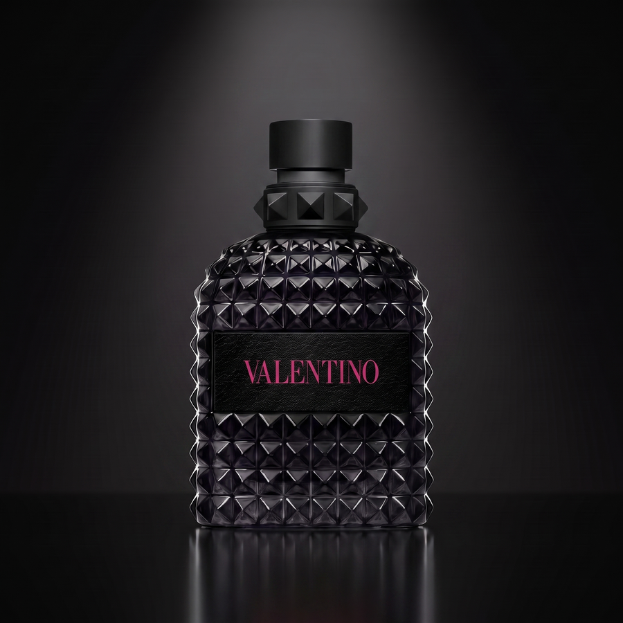Valentino Born in Roma Extradose — frasco sobre superficie negra reflectante con fondo carbón