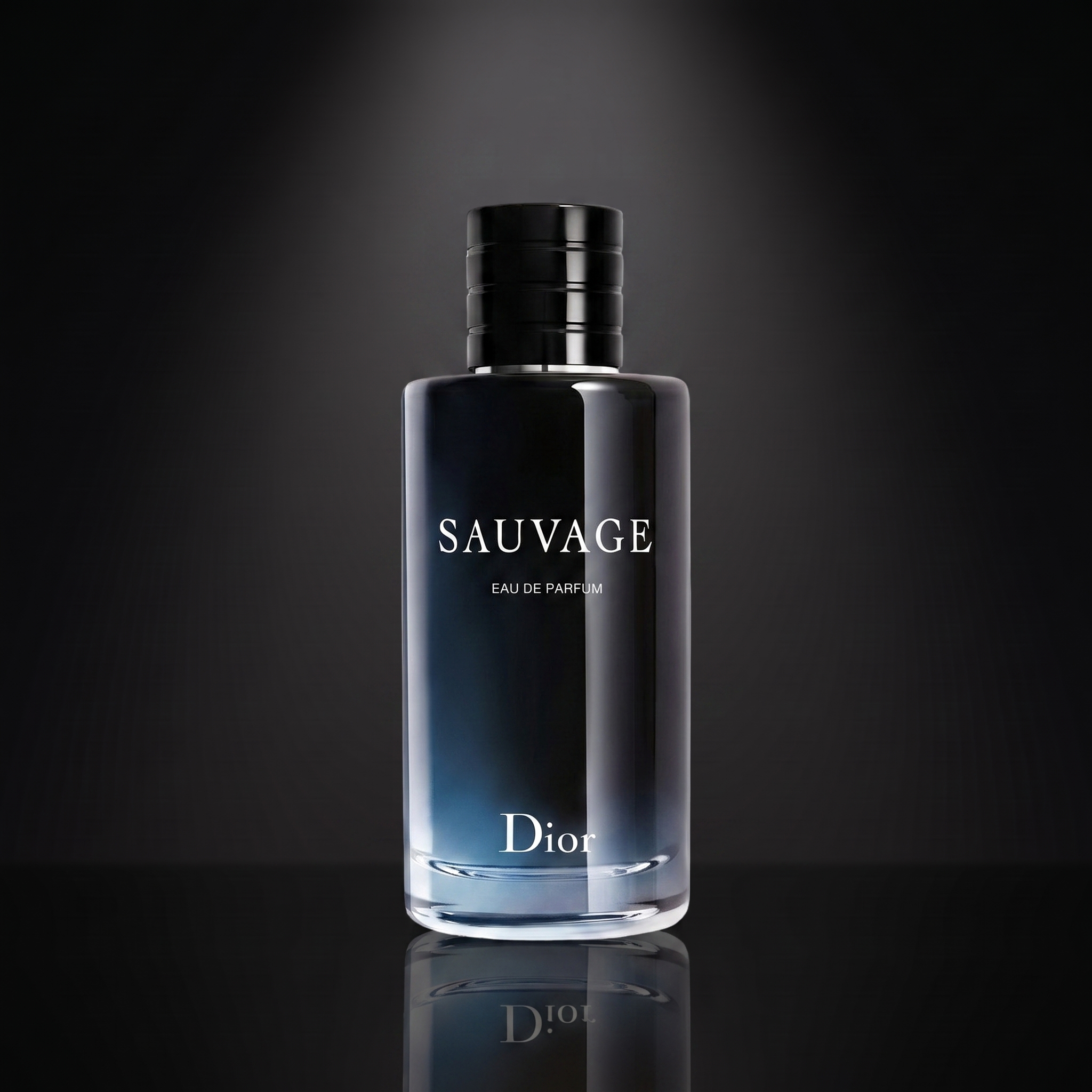 Dior Sauvage EDP — frasco sobre superficie negra reflectante con fondo carbón