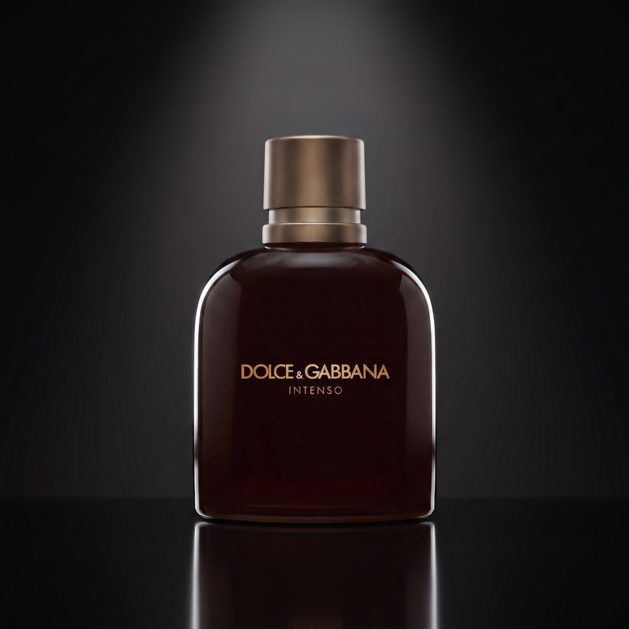 D&G Intenso Pour Homme — frasco sobre superficie negra reflectante con fondo carbón