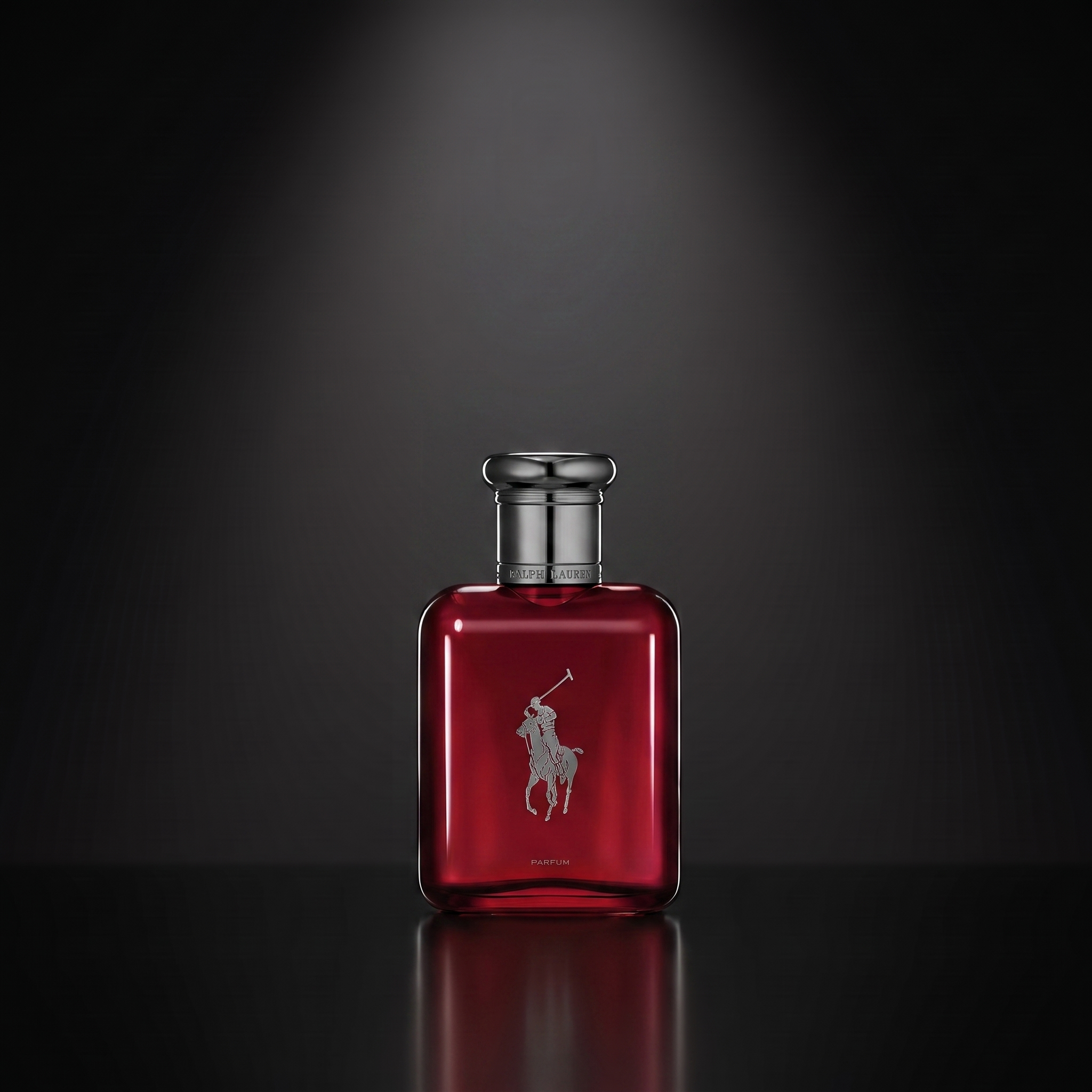 Ralph Lauren Polo Red — frasco sobre superficie negra reflectante con fondo carbón